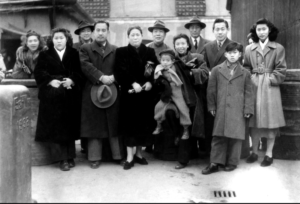 Zao Wou-Ki et toute sa famille au port de Shanghai avant le départ pour la France -1948
